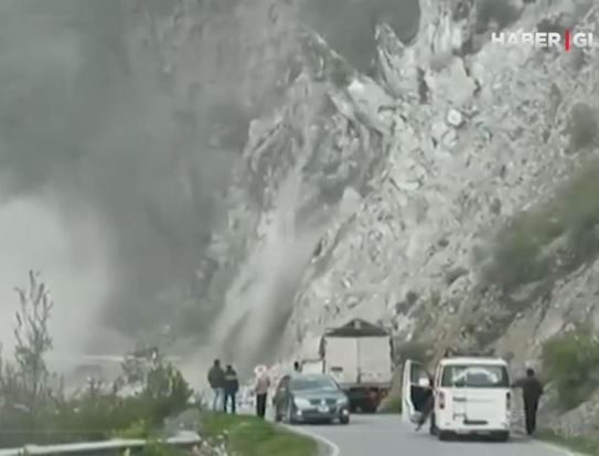Peruda nəhəng qaya parçası avtomobillərin hərəkət etdiyi yola düşdü - VİDEO