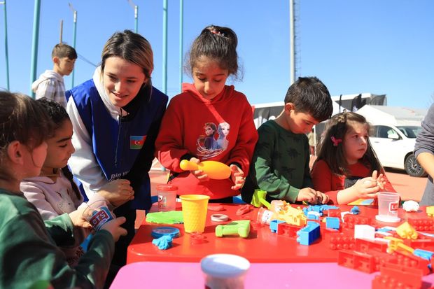 Zəlzələdən zərər çəkən uşaqların sevimli dostları - Azərbaycan könüllüləri + FOTO