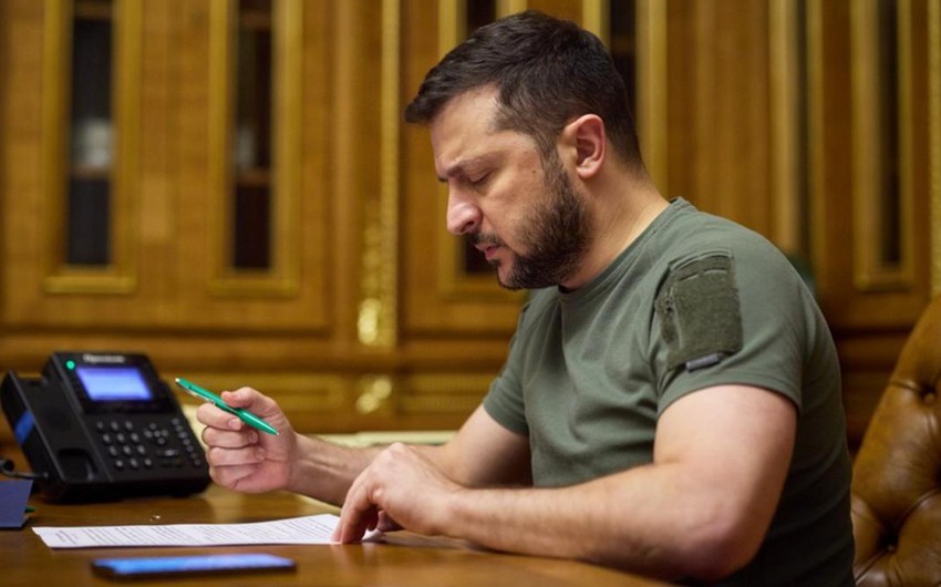 Zelenski Donbasda əməliyyatlar aparan komandanı vəzifəsindən azad edib