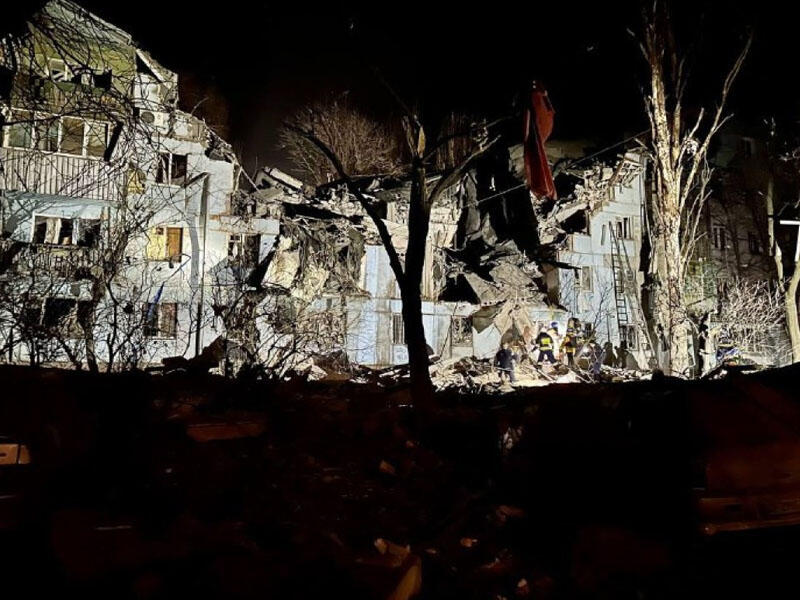 Zaporojyedə yaşayış binası raketlə vurulub, ölənlər və yaralananlar var