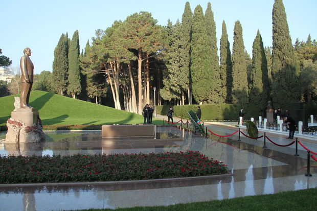 Özbəkistan prezidenti Heydər Əliyevin məzarını ziyarət edib