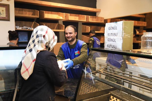 Azərbaycan gəncləri Türkiyədəki çörəkbişirmə məntəqəsində könüllü kimi çalışırlar - FOTO