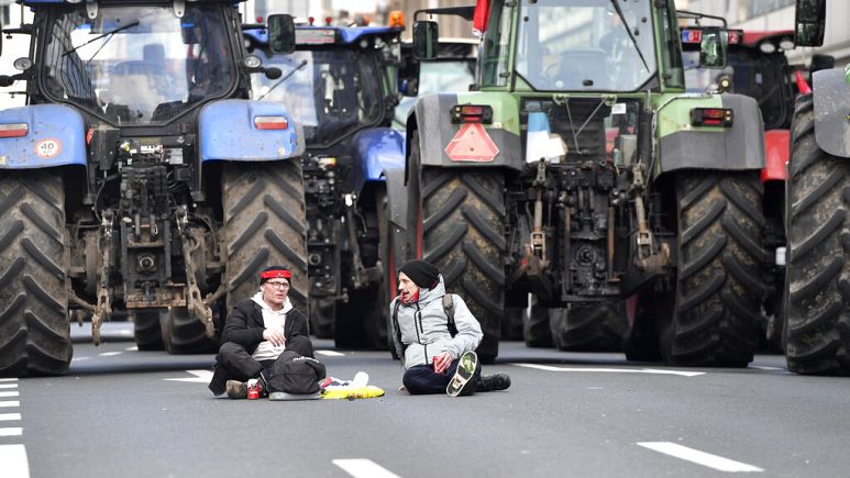 Belçikalı fermerlər traktorla nəqliyyatın qarşısını kəsib