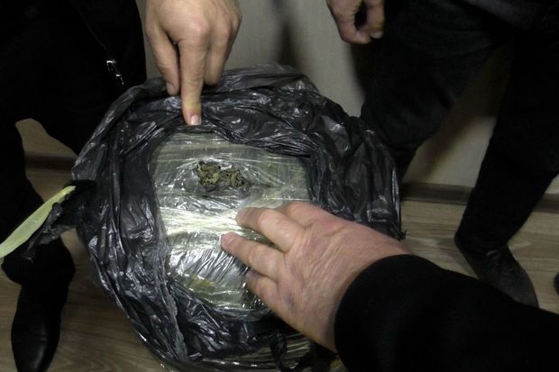 İran vətəndaşı ilə əlbir olaraq narkotik satan şəxsdə 16 kiloqram marixuana aşkar edilib - FOTO/VİDEO