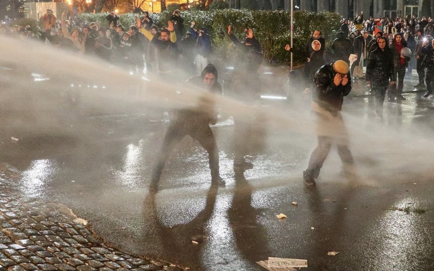 Tbilisidə xüsusi təyinatlılar mitinqi dağıtmağa başlayıb