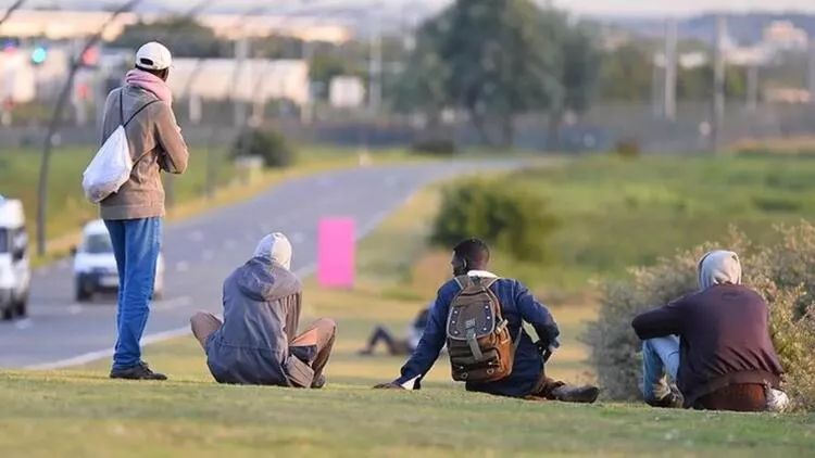 Böyük Britaniya 28 gün ərzində qeyri-qanuni miqrantları deportasiya edəcək