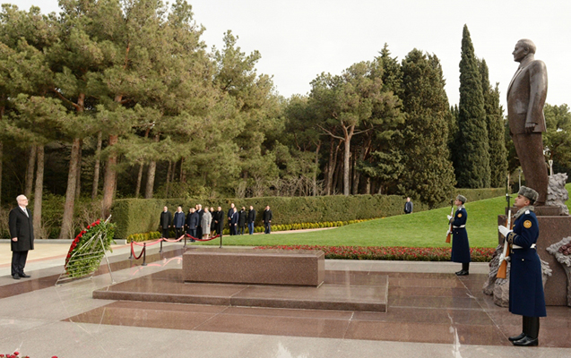 Latviya Prezidenti Heydər Əliyevin məzarını ziyarət etdi