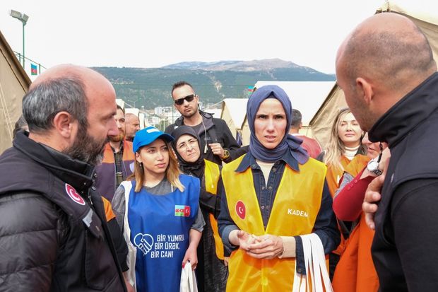 Azərbaycan könüllüləri Türkiyədə 8 mart münasibəti ilə zəlzələdən zərərçəkən qadınları sevindirib - FOTO