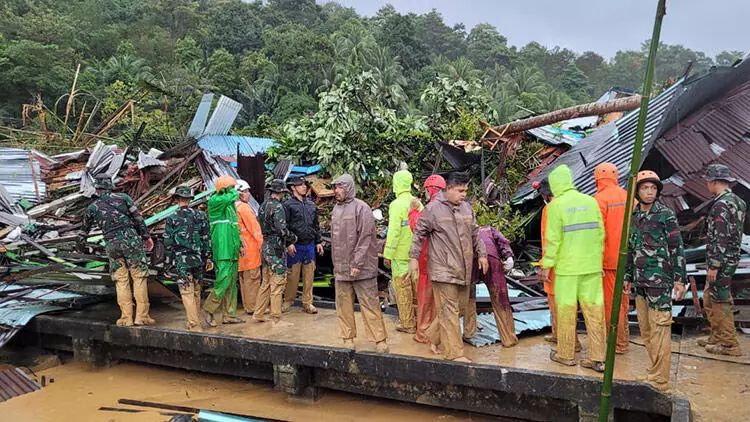 İndoneziyada torpaq sürüşməsi nəticəsində ölənlərin sayı 21-ə çatıb