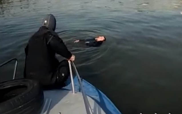 Bulvarda batan şəxs belə xilas edildi - Video