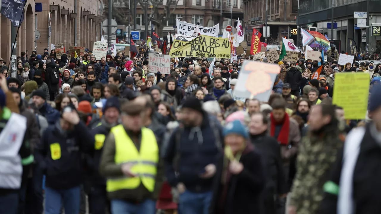 Fransa Senatı pensiya yaşını 64-ə qaldıran maddəni təsdiqlədi