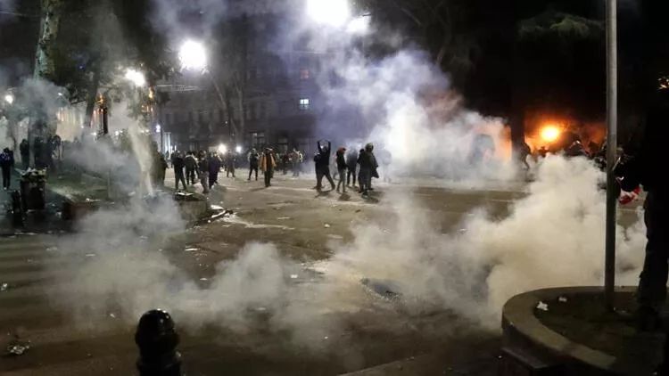 Gürcüstanda qalmaqallı qanun layihəsi parlamentdə səsə qoyulub