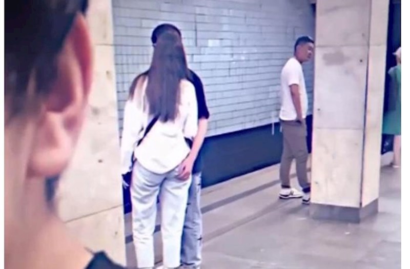 Metroda əxlaqsızlıq edən cütlüyün görüntüləri yayıldı — VİDEO