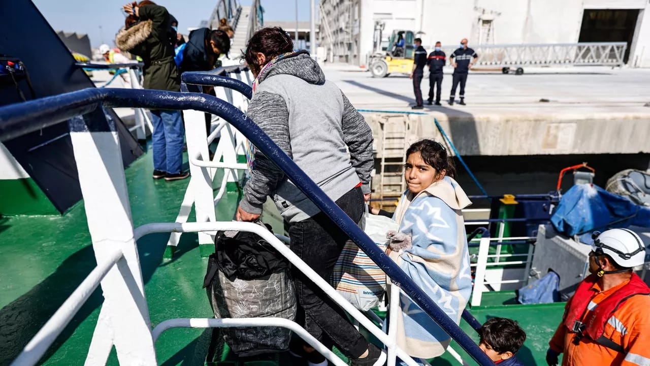 İngiltərə uşaq miqrantların 18 yaşına qədər ölkədə qalmasına icazə verəcək