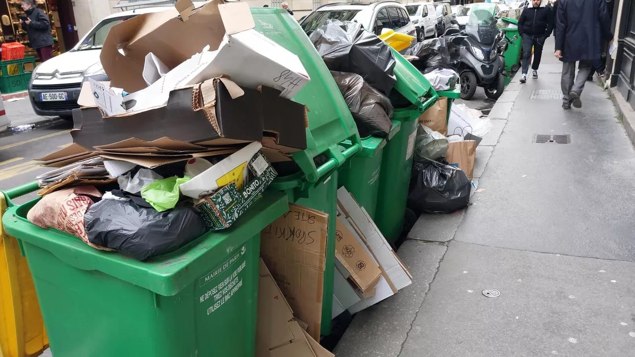 Parisin küçələri zibil yığınları ilə dolub