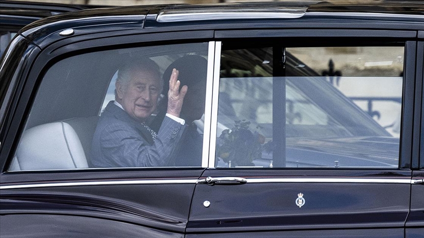 Kral Çarlzın təsviri olan ilk markalar istehsal edildi