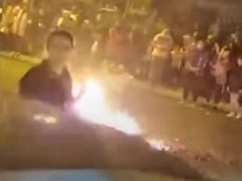 Tehranda qızlar başından şalını açaraq çərşənbə tonqalına atdılar - VİDEO