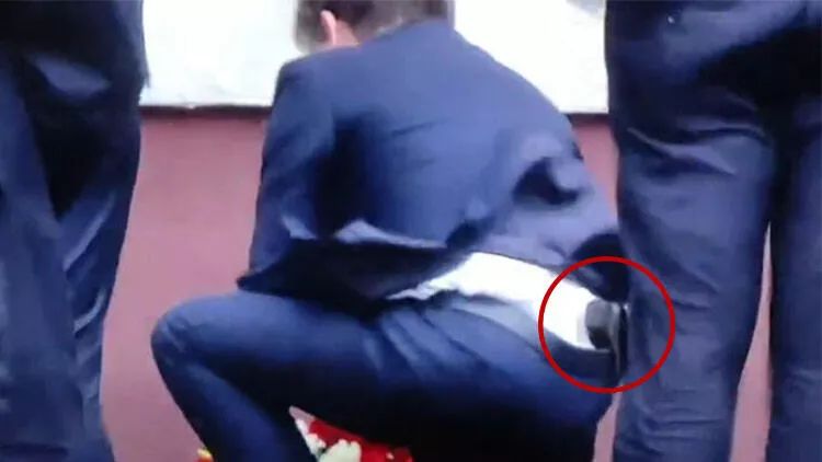 Polşanın ədliyyə naziri Ziobro belində silahla görüntülənib