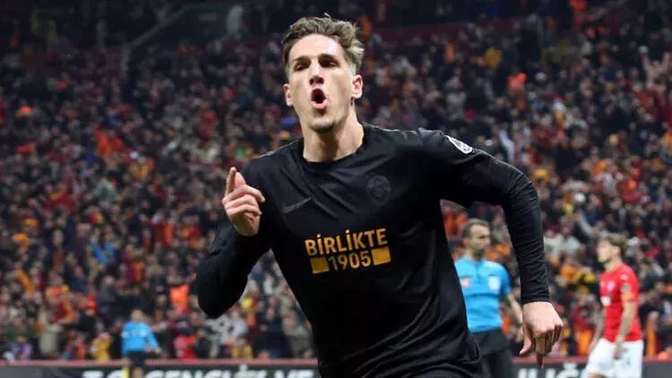 Nikolo Zaniolo öz formasını onlayn hərraca bağışlayıb