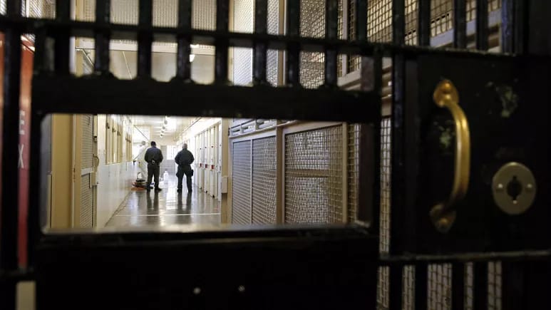 ABŞ-da haqsız yerə məhkum edilən şəxs 34 ildən sonra sərbəst buraxıldı