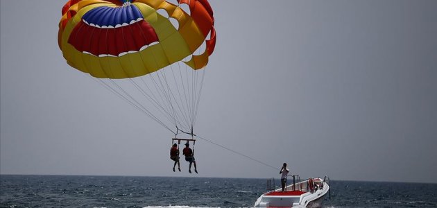 37 yaşlı paraşütçünün başına oyun gəldi: Köpək balığı kişinin ayağını qopardı