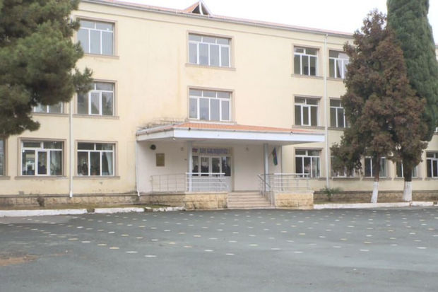 Bakı məktəbində insident - Araya girən direktor müavini xəsarət aldı
