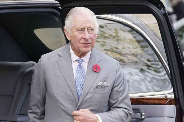 Britaniya kralı anası ilə uşaqlıq görüntülərini paylaşdı – FOTO