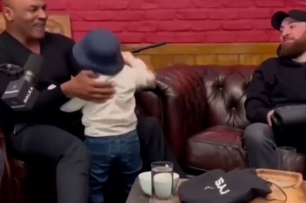 Mayk Tayson məşhur bloqerin qulağını dişləməyə çalışdı - VİDEO