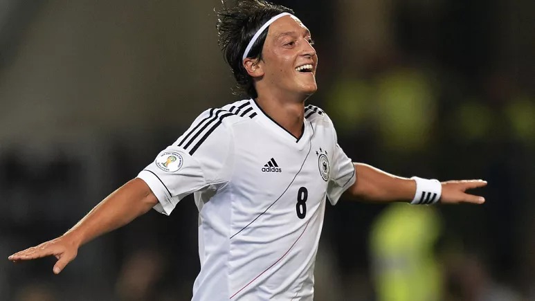 Məsut Özil 34 yaşında futbolla vidalaşıb