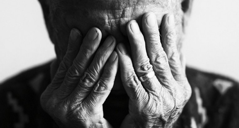 83 yaşlı kor şəxsin gözləri açıldı - Dünyada ilk