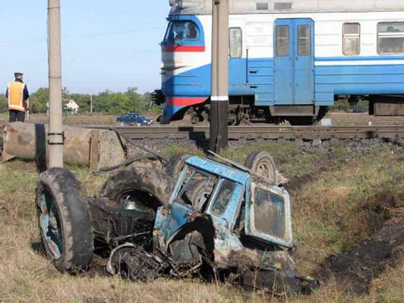 Şabranda qatar traktorla toqquşdu, ölən var