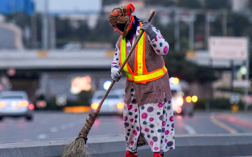 Yevlaxda süpürgəçi qadınları avtomobil vurub, ölən var