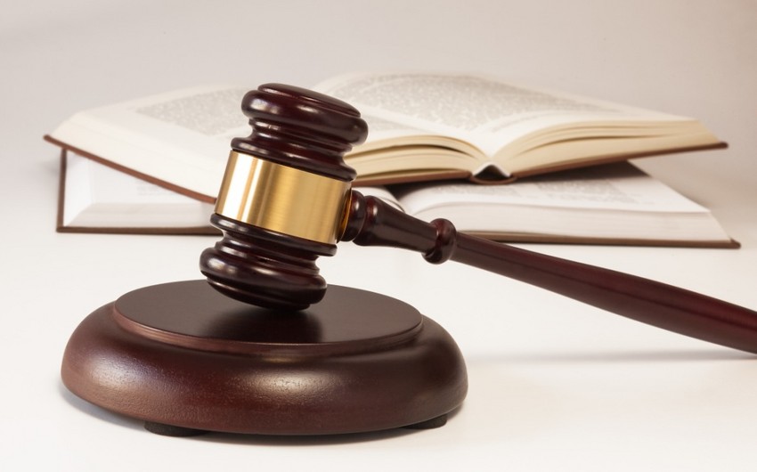 Bakıda 1 yaşlı körpəsini qətlə yetirməkdə təqsirləndirilən qadının məhkəməsi başlayıb