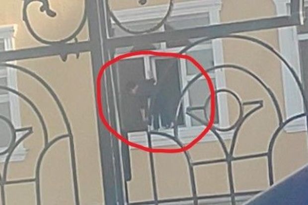 Məktəbdə azyaşlı şagirdə pəncərə sildiriblər? - VİDEO