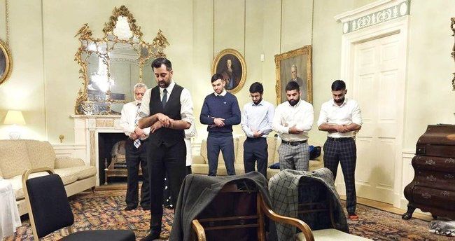 Şotlandiyanın Baş naziri iqamətgahında ilk günündə namaz qılıb