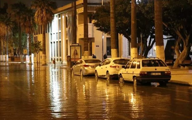 İskenderunda dəniz yenə daşdı – VİDEO