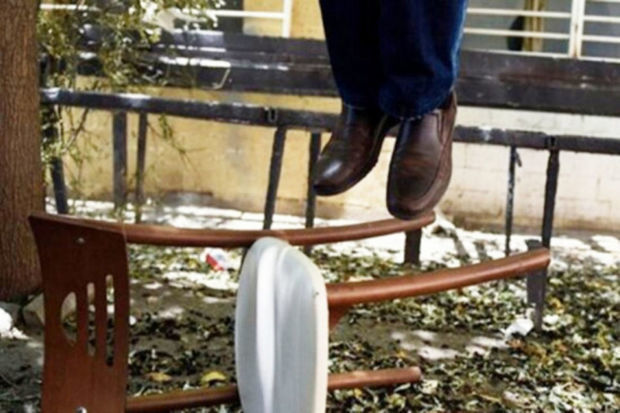 Şəmkirdə kişinin asılmış meyiti tapıldı