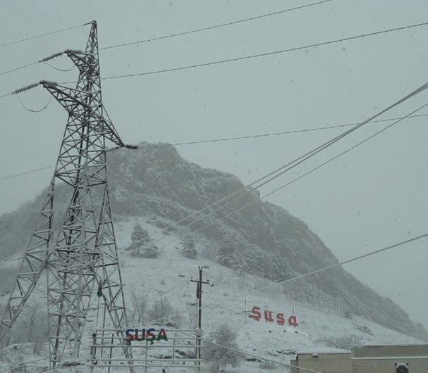 Şuşaya qar yağır, yollar təmizlənir