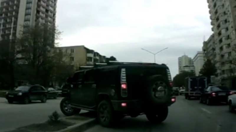 Bakıda sürücüdən əks istiqamətə keçmək üçün “unikal” çıxış yolu (VİDEO)