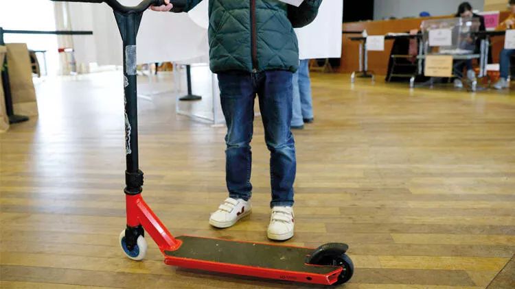 Parislilər skuterlər qadağan edilməsini istəyib