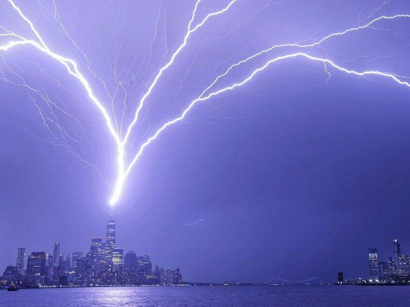 Dünya Ticarət Mərkəzinə ildırım düşdü - anbaan VİDEO