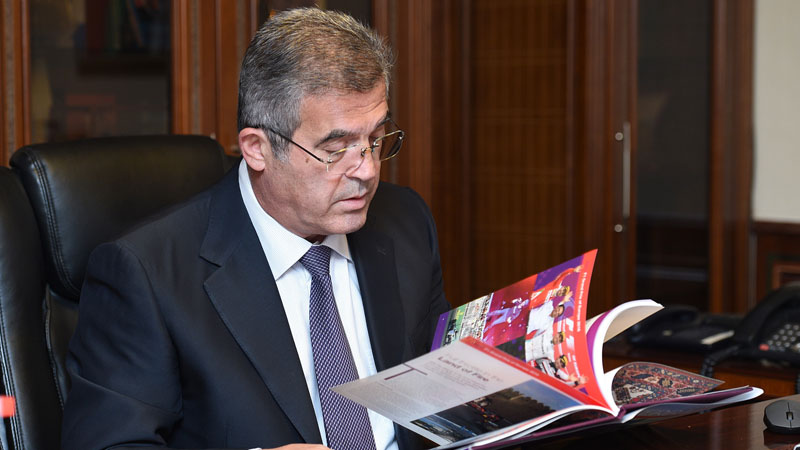 İcra başçısı jurnalistin sualını eşidib telefonu söndürdü (VİDEO)