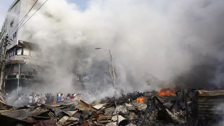 Banqladeşdə bazarda güclü yanğın baş verib