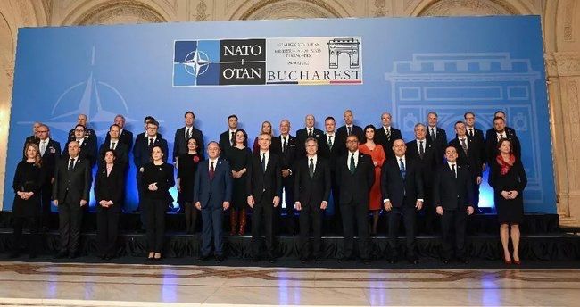 NATO Xarici İşlər Nazirləri ailə fotosu çəkdirib