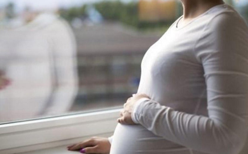 В Баку мужчина нанес ножевые ранения своей беременной жене