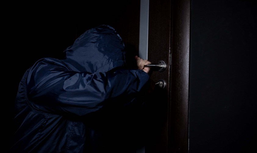 Abşeronda evdən 12 min manatlıq qızıl və 2 min manat oğurlanıb