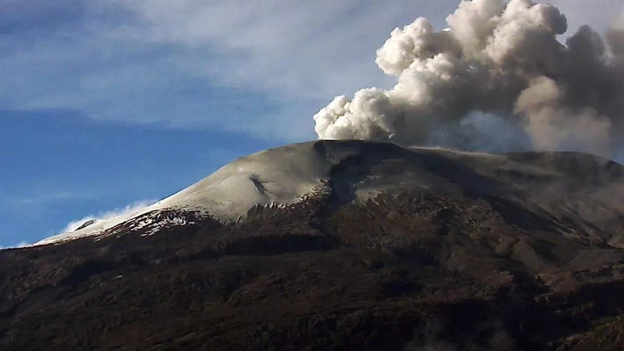 Kolumbiyada vulkan həyəcanı: 2500 ailə təxliyə ediləcək