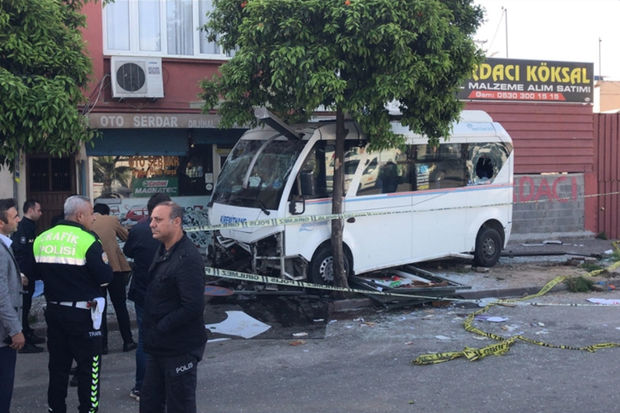 Türkiyədə sürücü mikroavtobusu piyadaların üzərinə sürdü: Ölən və yaralılar var - FOTO