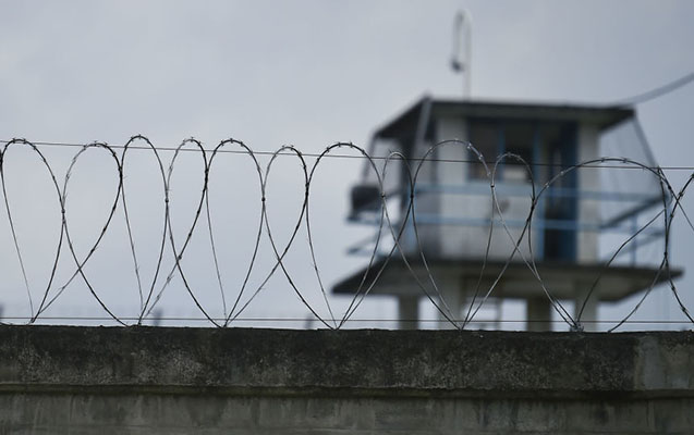 Ana həbsdəki oğluna metamfetamin keçirmək istəyərkən tutuldu