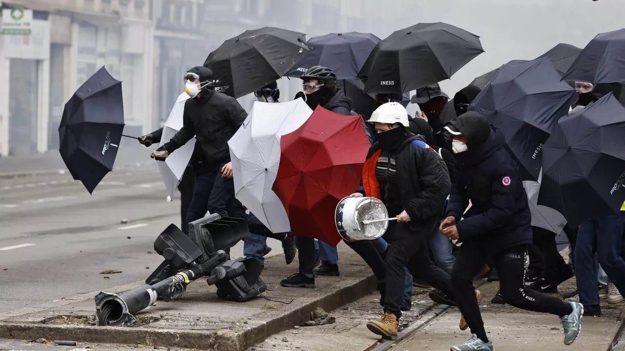 Fransada pensiya islahatına qarşı çıxan aksiyalarda 111 nəfər həbs edildi